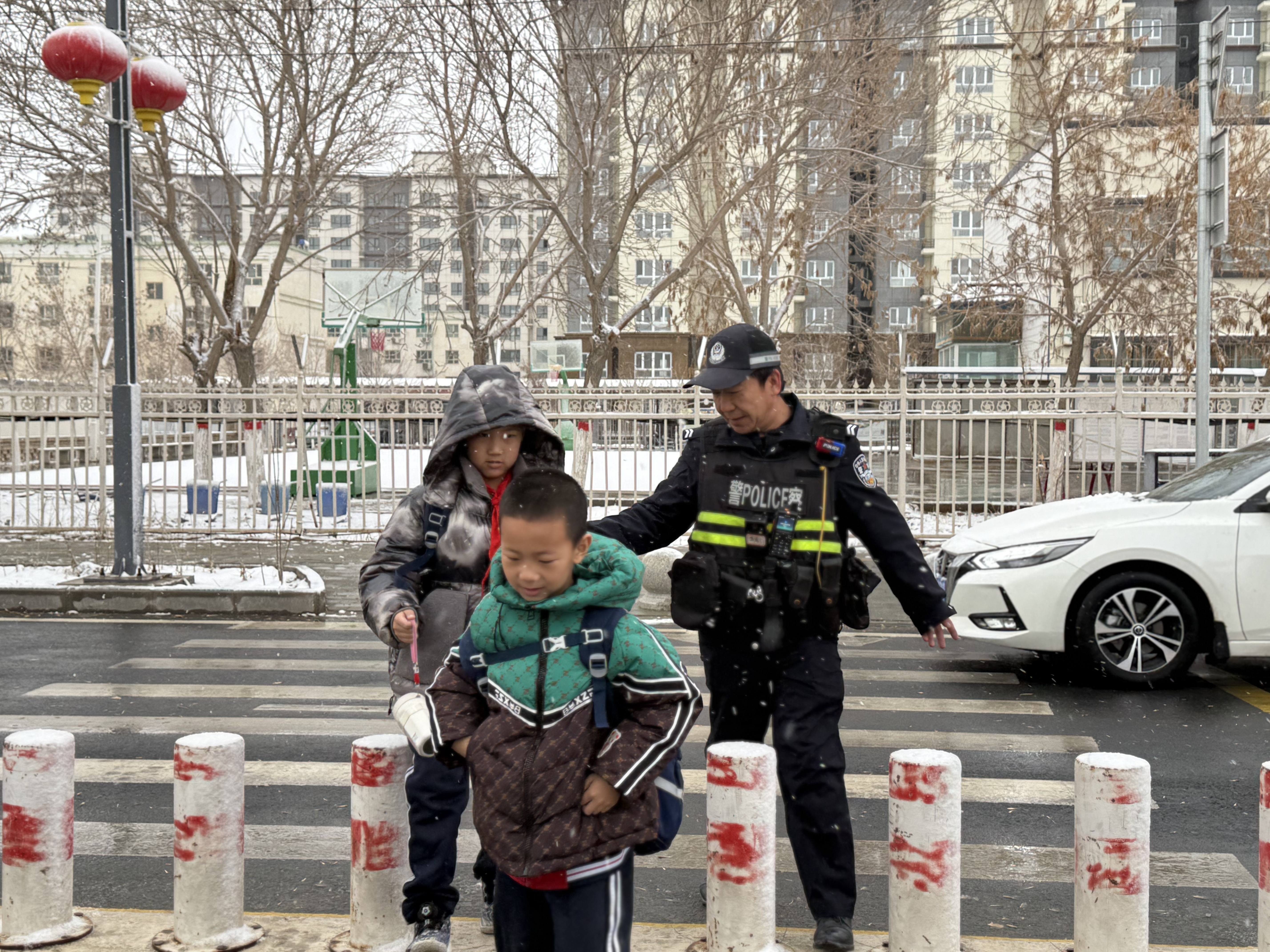 尉犁公安迎战风雪天 全力护航群众出行安全
